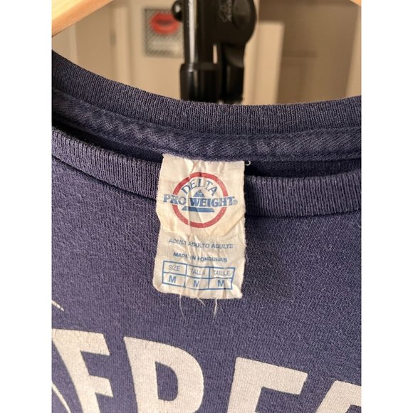 VINTAGE DELTA PRO WEIGHT FREE SHRUGS MICKEY MOUSE NAVY T SHIRT SIZE MEDIUM HYPE - Picture 3 of 3